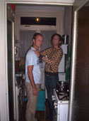 Daar stonden tante Laura en ome Erno ineens in onze keuken